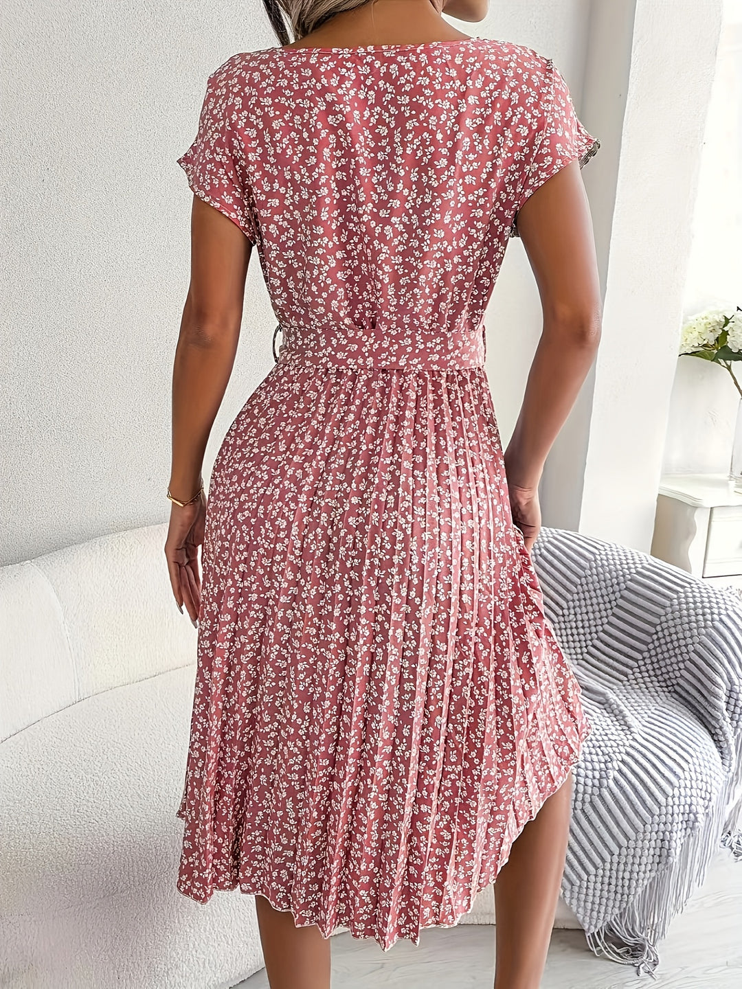 Chic Round Neck Belted Pleated Dress