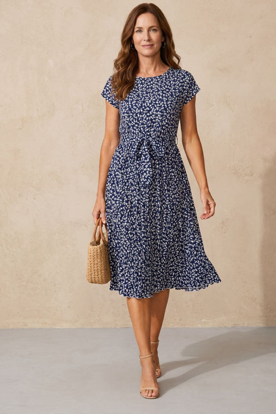 Chic Round Neck Belted Pleated Dress