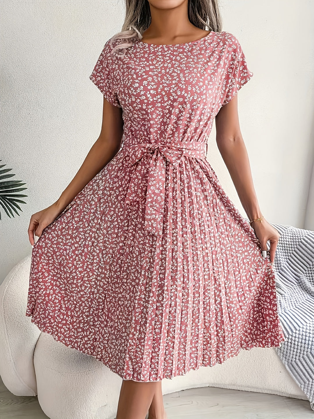 Chic Round Neck Belted Pleated Dress